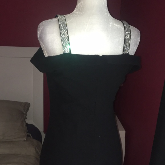 J. Our black gown - Picture 3 of 6